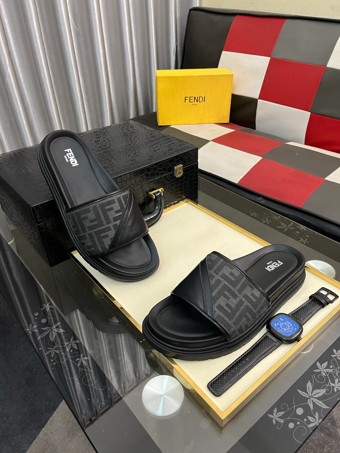 Men's men's shoes💰320⌚️⌚️FENDI Fendi slippers and sandals are shipped💄How can this summer be without the blessing of little monsters💄Original imported special hardware decorative pattern➕Original private model outsole! Details determine success or failure, good quality is not afraid of magnifying details! It feels super comfortable on your feet! This summer you need a pair of trendy, cool and comfortable sandals👣 Standard size: 38-443️⃣Colors available